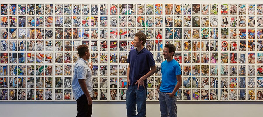 grupo de amigos viendo obras de arte