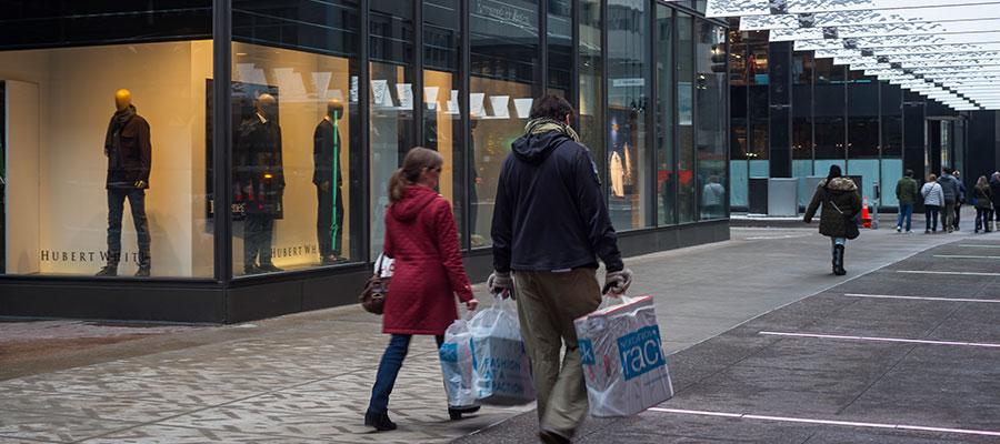 gente comprando a lo largo de nicollet